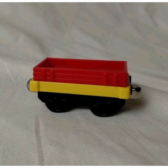 THOMAS & FRIENDS LOW CARGO TRUCK TRAIN CAR Magnetic Gullane Take n Play - 3641A - Picture 4 of 5